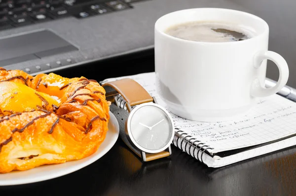 Laptop und Tasse Kaffee — Stockfoto