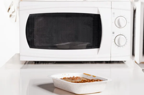 Микроволновая печь с замороженными продуктами — стоковое фото