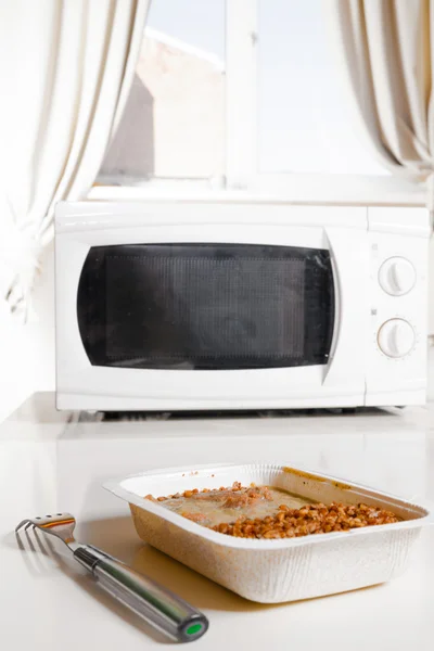 Horno microondas con alimentos congelados —  Fotos de Stock