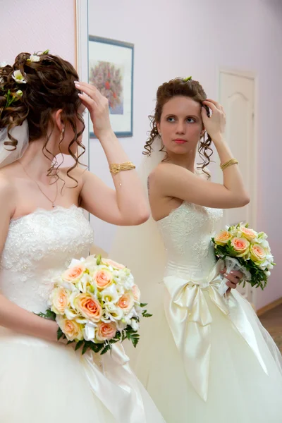 The bride looks in the mirror — Stock Photo, Image