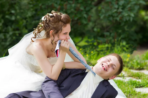Bruden drar brudgummen av slips — Stockfoto