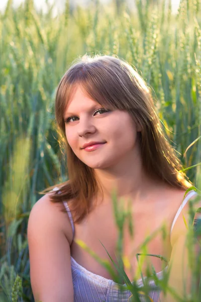 Ένα κορίτσι σε ένα χωράφι με σιτάρι — Φωτογραφία Αρχείου