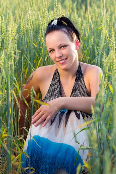 Девочка в пшеничном поле — стоковое фото