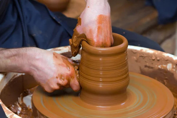 Homem faz cerâmica — Fotografia de Stock