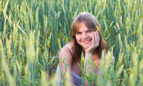Hermosa chica en un campo de trigo — Foto de Stock