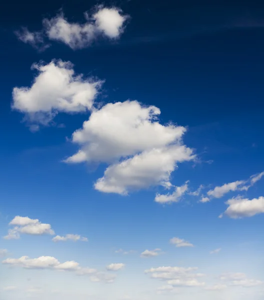 Яркое голубое небо — стоковое фото