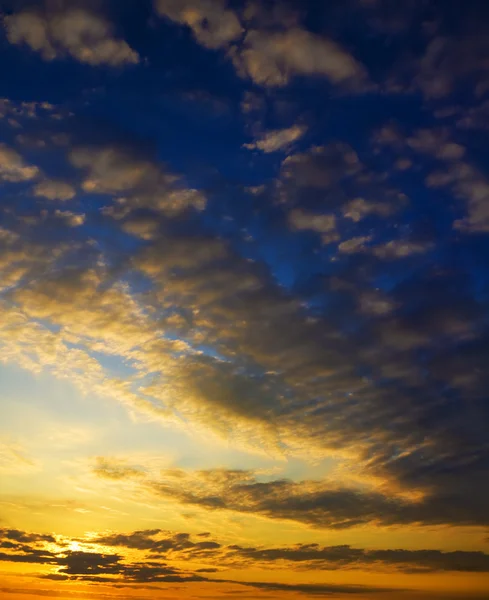 Céu do por do sol com nuvens iluminadas . — Fotografia de Stock