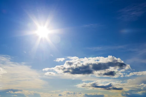 Sol i klarblå himmel. — Stockfoto