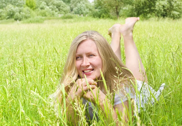 Lány a zöld fű — Stock Fotó