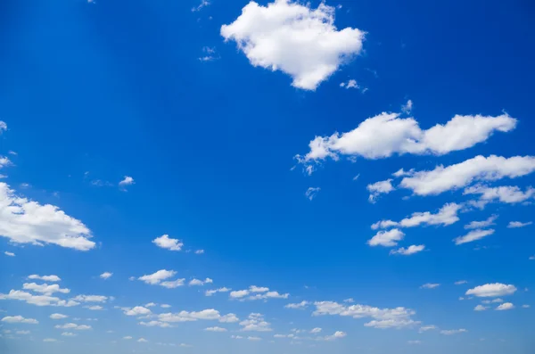 Witte wolken over blauwe hemel — Stockfoto