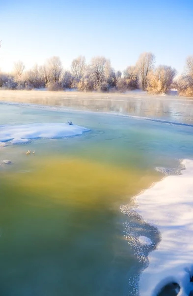 Manhã no rio congelado — Fotografia de Stock