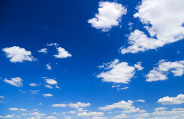 Λευκά σύννεφα πάνω από το γαλάζιο του ουρανού — Φωτογραφία Αρχείου