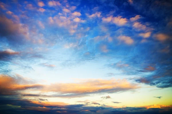 Molnig himmel i solnedgången — Stockfoto