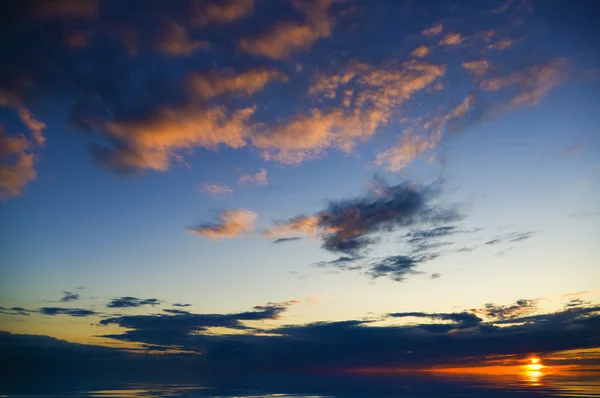 Kolorowy zachód słońca nad oceanem. — Zdjęcie stockowe