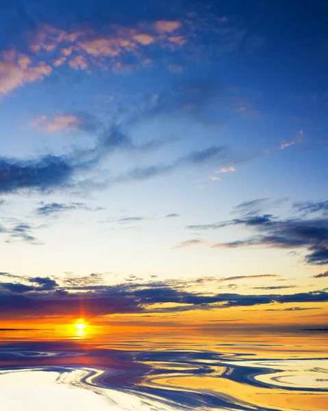 Zonsondergang boven zee. — Stockfoto