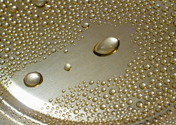 Gotas de água em uma superfície metálica — Fotografia de Stock