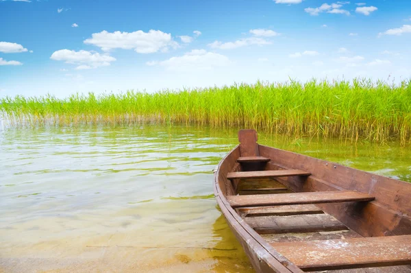 Лодка на берегу озера — стоковое фото