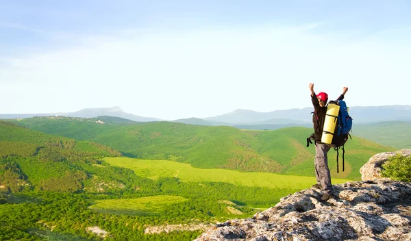 Man on top of mountain. — Stock Photo, Image
