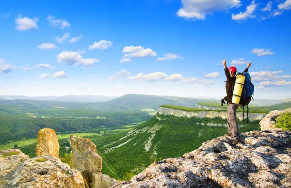 Man on top of mountain. — Stock Photo, Image