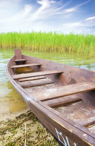 Лодка на берегу озера — стоковое фото