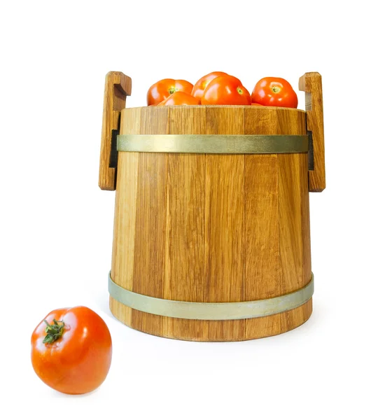 Деревянная ванна с помидорами — стоковое фото