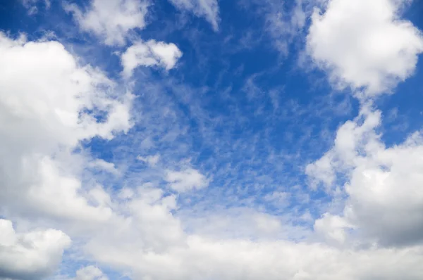Beyaz bulutların üzerinde mavi gökyüzü. — Stok fotoğraf
