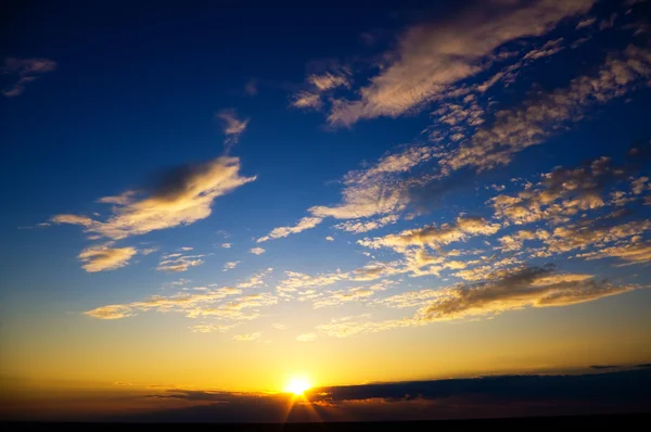 Sullo sfondo del cielo all'alba. — Foto Stock