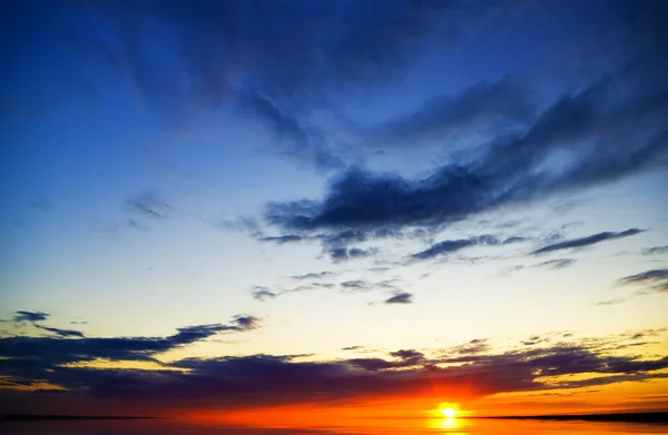 Oceano ao pôr-do-sol . — Fotografia de Stock