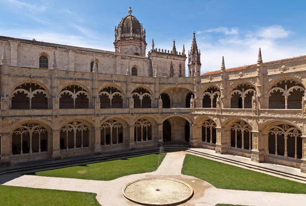 Court with fountain in Jeronimos monastery, Belem. Lisbon — Stock Photo, Image