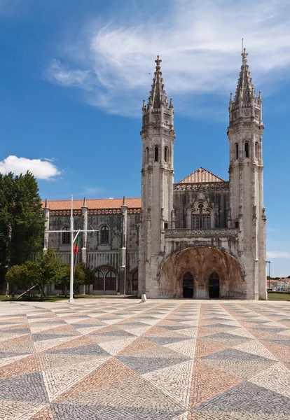 Square with color stone blocks in front of Jeronimos monastery, — Stock Photo, Image