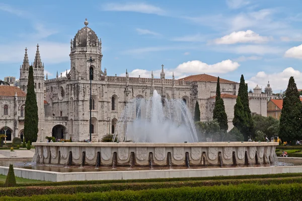 Fountain in front of Jeronimos monastery, Belem. Lisbon — Stock Photo, Image