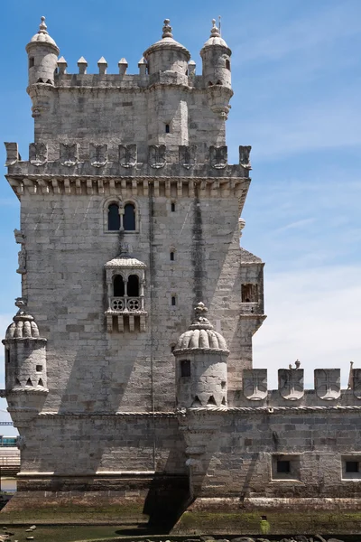 Torre de Belém sobre céu azul com nuvens — Fotografia de Stock