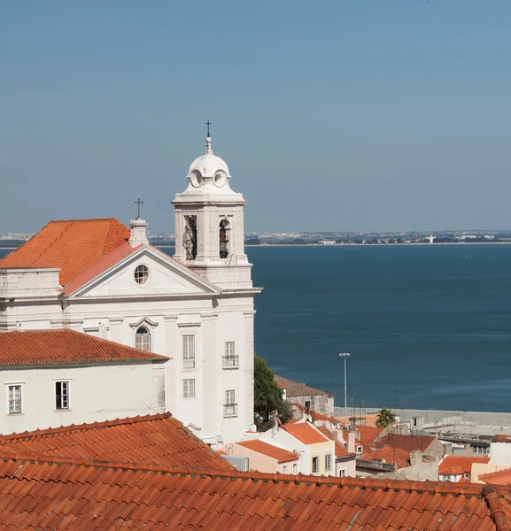 Kostel na břehu řeky ve čtvrti alfama, Lisabon — Stock fotografie