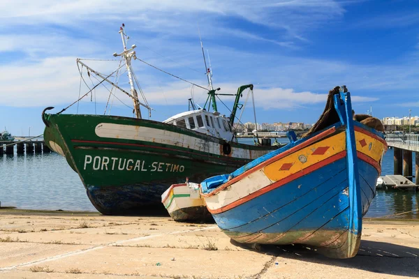 Gamla båtar i portimao hamnen i algarve, portugal — Stockfoto