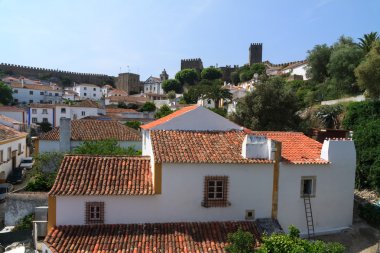 obidos, Portekiz evlerde kiremit çatılar