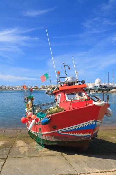Barco a motor de pesca pintado rojo en Algarve, Portugal — Foto de Stock