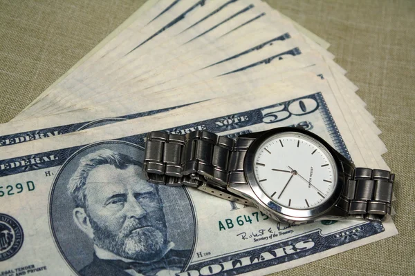 Peníze a hodinky — Stock fotografie