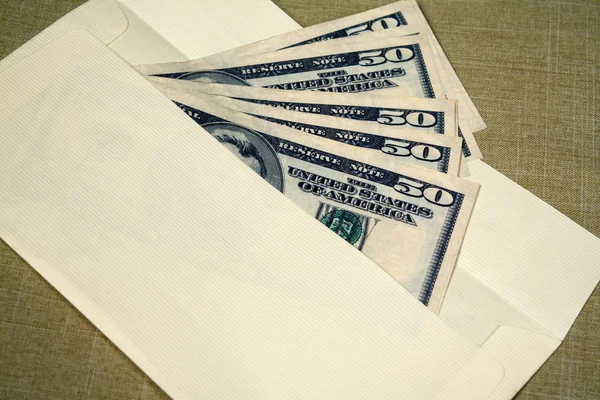 Pieniądze w kopercie — Zdjęcie stockowe