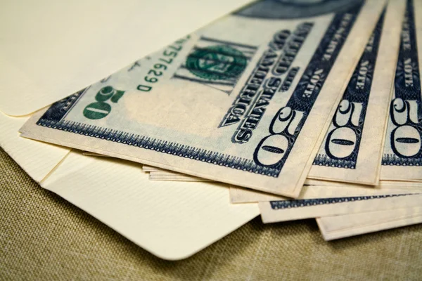 Dinheiro em um envelope — Fotografia de Stock