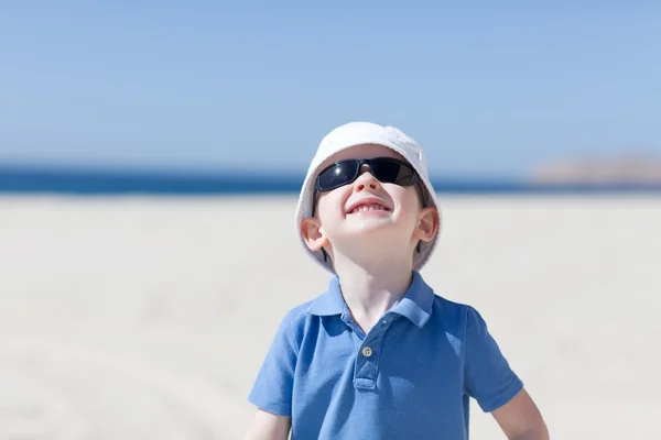 Bambino in spiaggia — Foto Stock