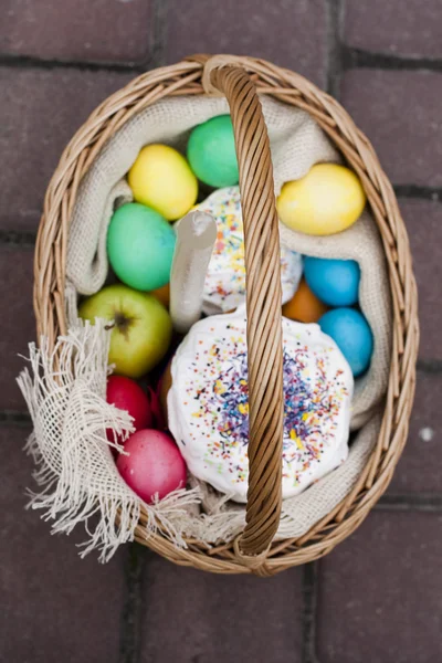 Paskalya yemek sepeti (kulich ve yumurta)