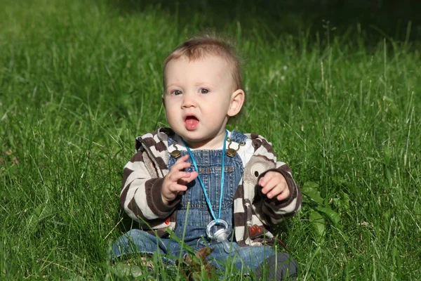 A boy (child / kid) is playing outdoors in the garden — Stock Photo, Image