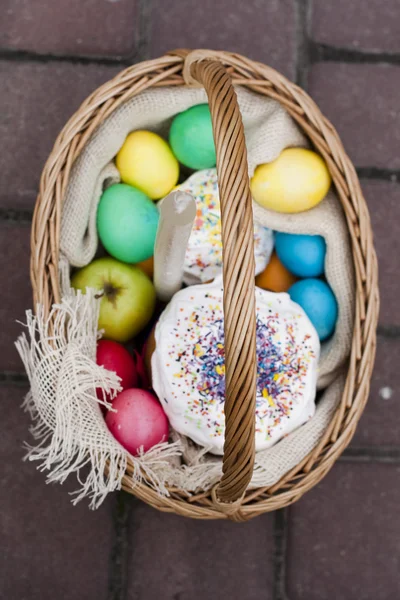 Húsvéti élelmiszer-kosár (kulich és a tojás) Stock Kép