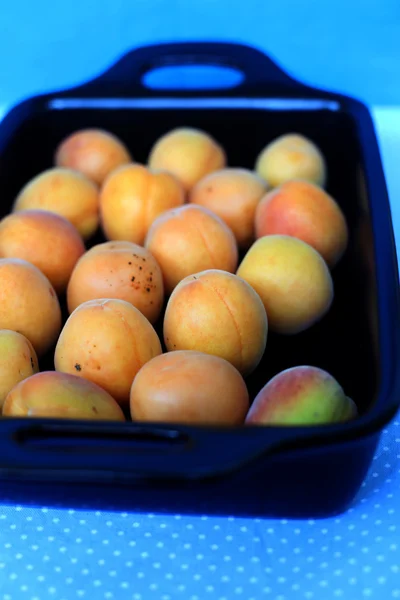 stock image Apricots In Black Ceramic