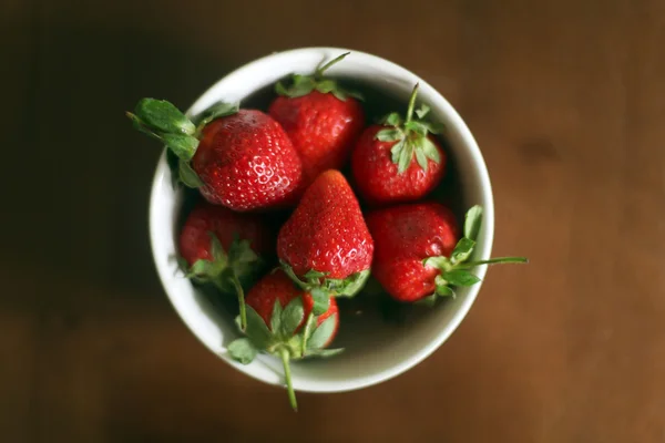 草莓在白色陶瓷碗 免版税图库照片