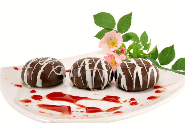 Шоколадный десерт с цветком — стоковое фото