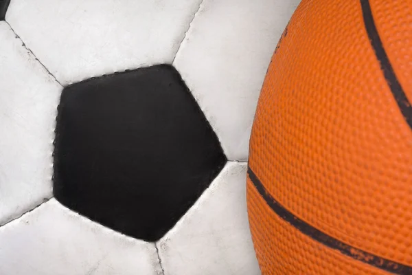 Dva sportovní míče z nejpopulárnějších her — Stock fotografie
