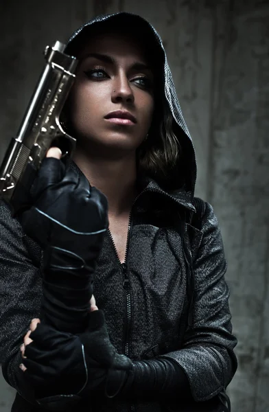 Mulher perigosa com arma — Fotografia de Stock