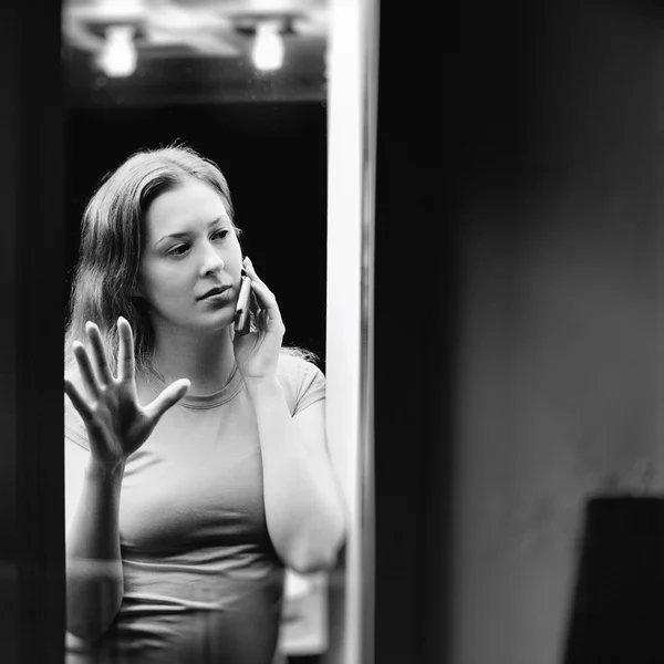 Νεαρή γυναίκα, και μιλώντας στο τηλέφωνο — Φωτογραφία Αρχείου