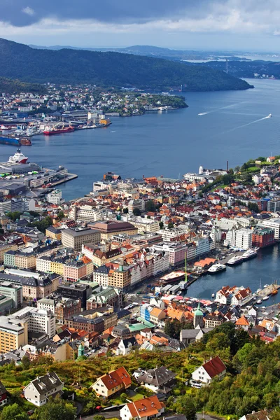 Bergen vista de la ciudad desde la colina — Foto de Stock